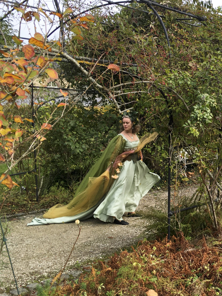 La magicienne Armide contemple son jardin. 
Jardin des sortilèges qu'elle vient de créer pour piéger le chevalier Renaud.
Tournage avec Perrine Alizard et captation vidéo, Fred Di Notto.