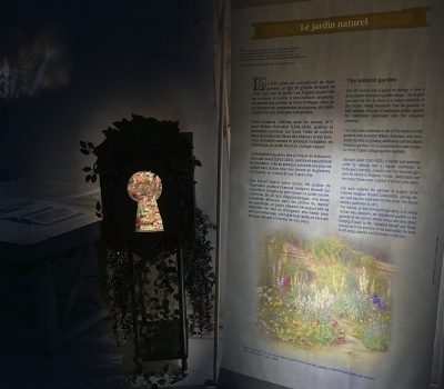 Œuvre de Sébastien Simon, Le magasin pittoresque. Bannière en français et en anglais sur fond azur. Crayon et aquarelle sur papier, Helen Allingham d'après les jardins de Munstead Wood par Gertrude Jekyll,